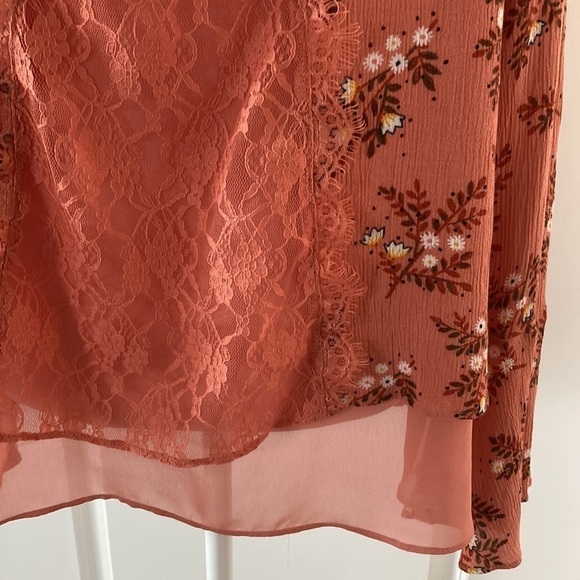 LC Lauren Conrad medium top floral bell sleeves lace v-neck - Picture 10 of 13